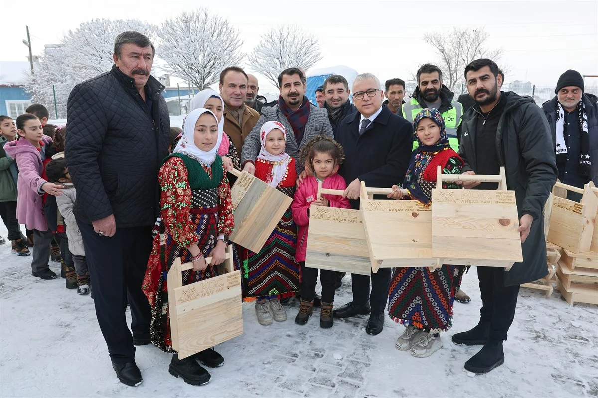 Çocuklara geleneksel el yapımı tahta kızaklar dağıtıldı