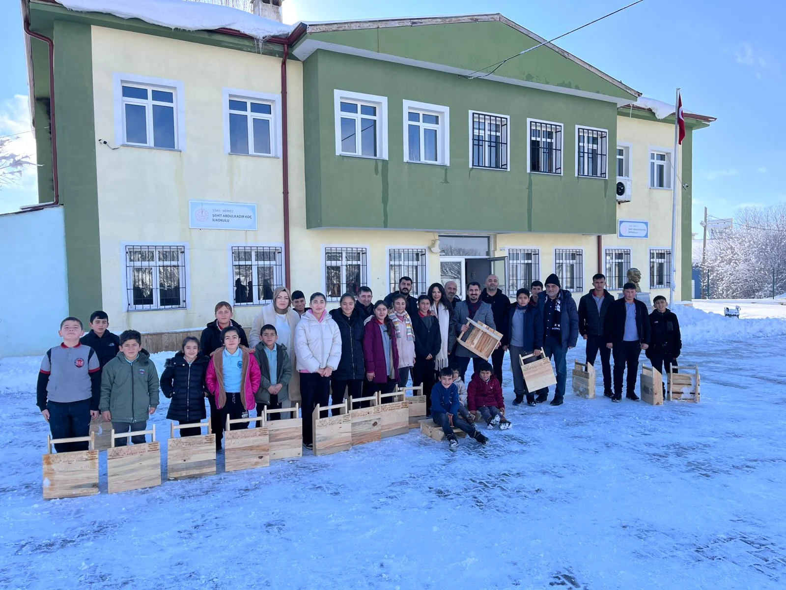 Çocuklara geleneksel el yapımı tahta kızaklar dağıtıldı