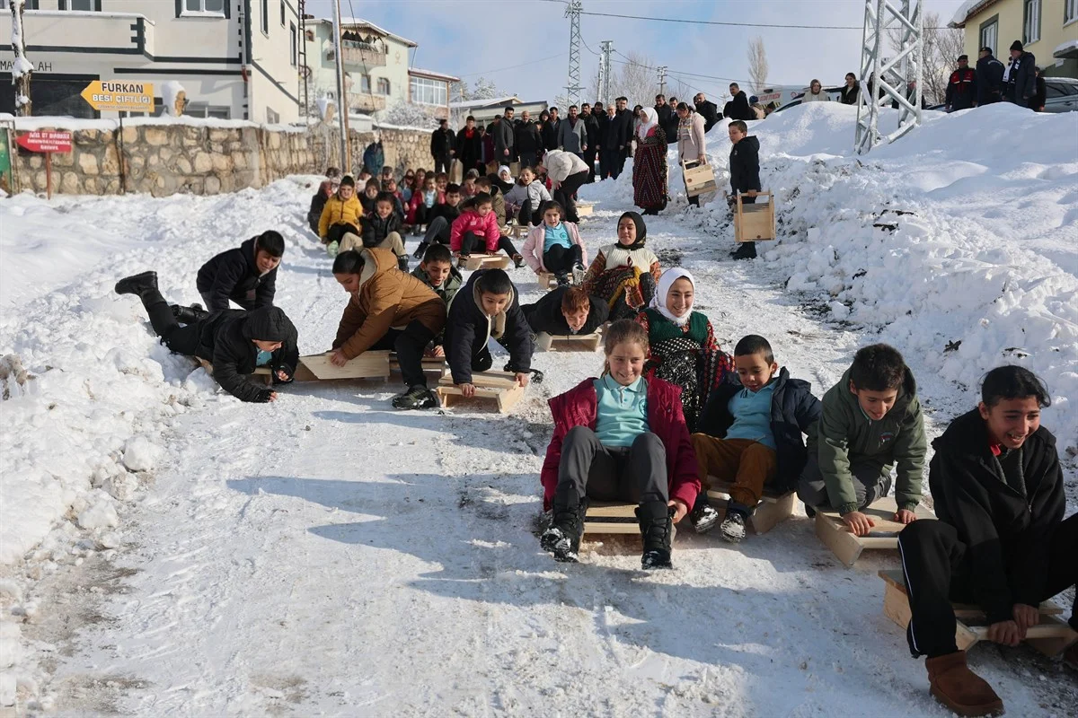 Çocuklara geleneksel el yapımı tahta kızaklar dağıtıldı