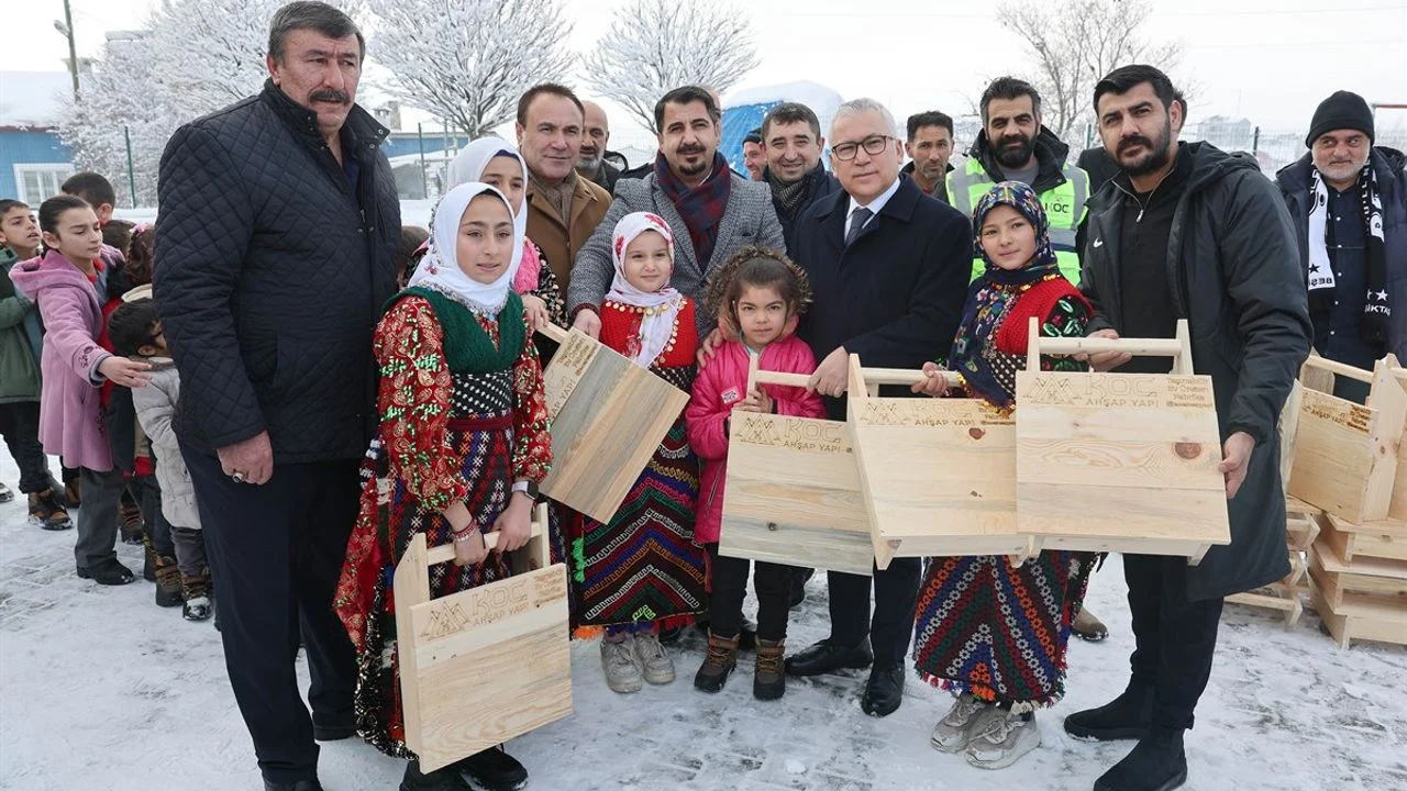 Çocuklara geleneksel el yapımı tahta kızaklar dağıtıldı