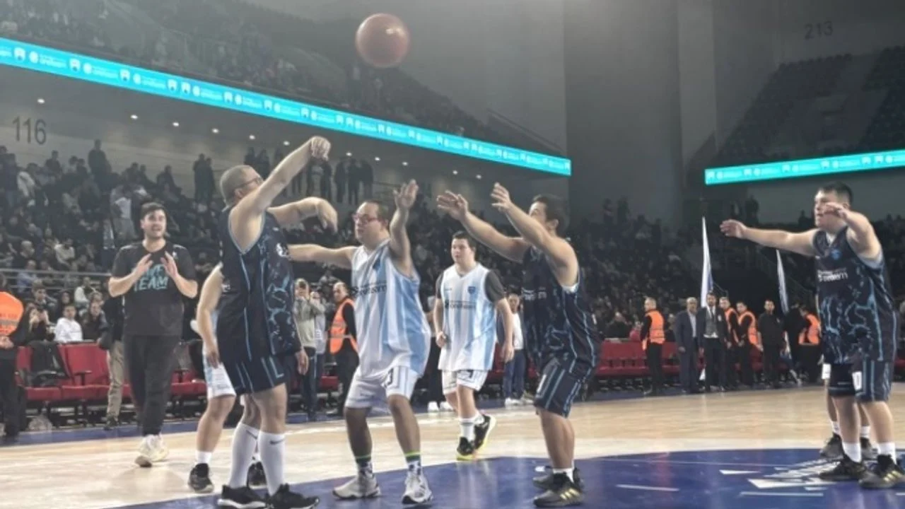 Down sendromlu basketbolcular farkındalık için gösteri maçı düzenledi
