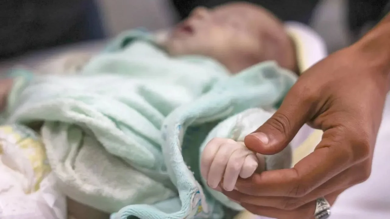 Gazze'de 12 günlük bebek soğuk hava koşullarında yaşamını yitirdi