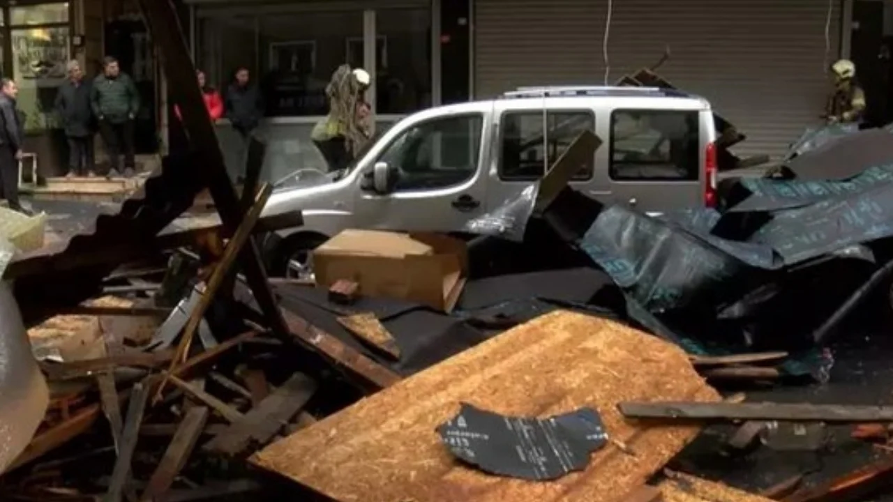 İstanbul’u fırtına vurdu 45 ağaç devrildi, 89 çatı uçtu