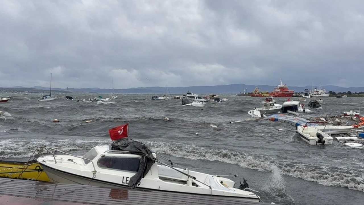 İstanbul’u fırtına vurdu 45 ağaç devrildi, 89 çatı uçtu