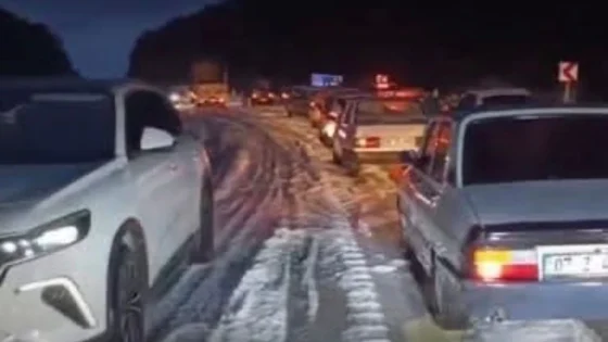 Kaş-Demre karayolunda dolu nedeniyle ulaşımda aksamalar yaşandı
