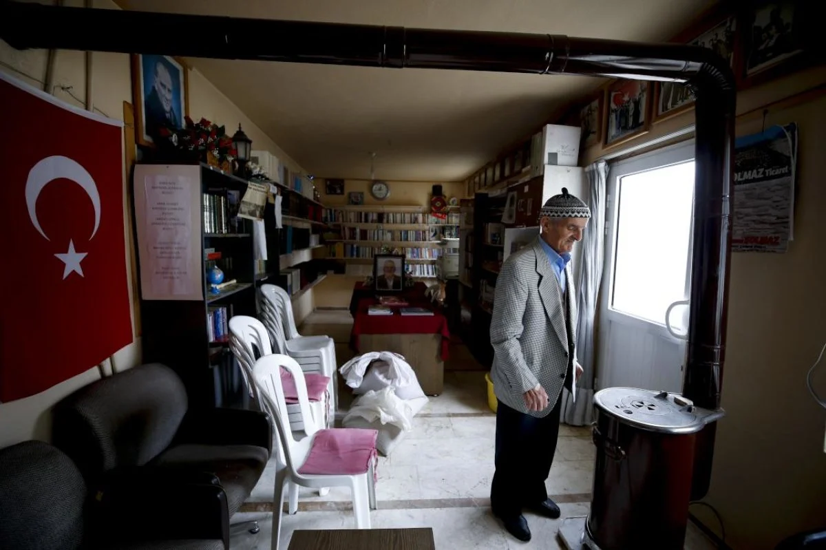 Kurduğu Kütüphaneyi Çocuklar Üşümesin Diye Her Gün Isıtıyor