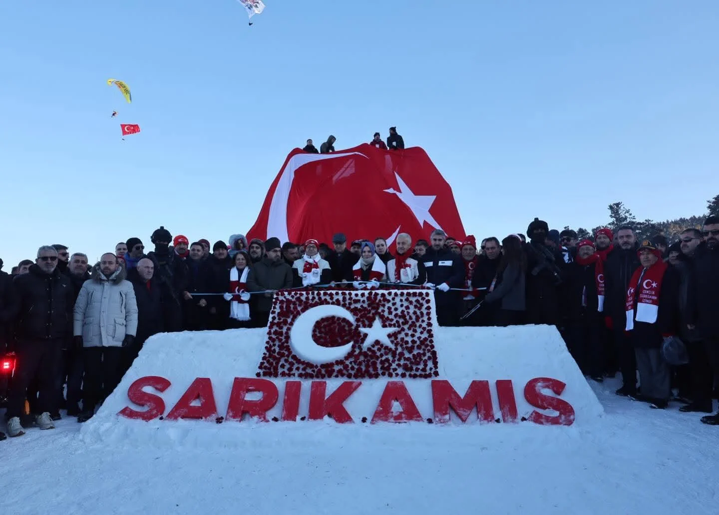Sarıkamış Şehitleri İçin Kardan Heykeller ve Meşaleli Gösteri!