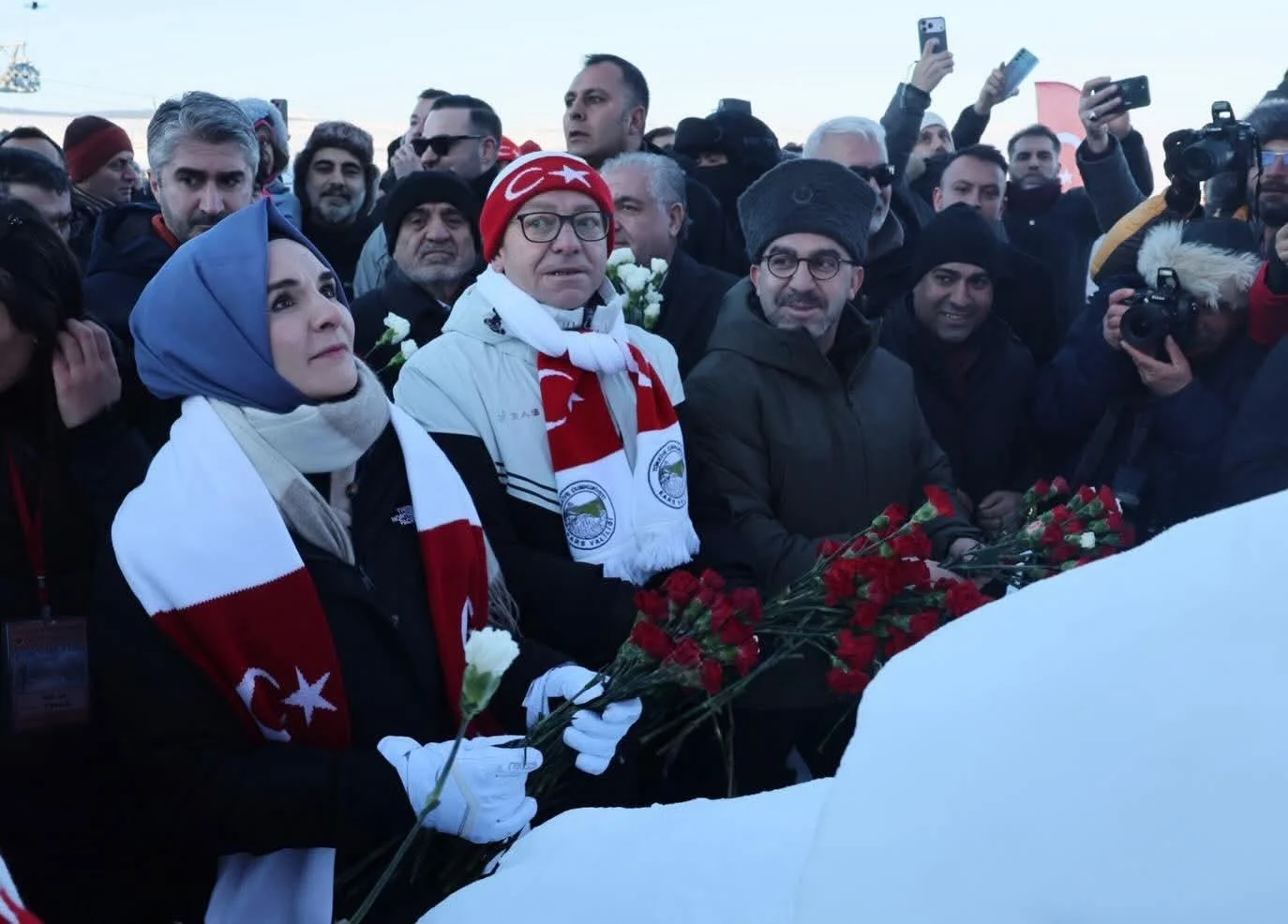 Sarıkamış Şehitleri İçin Kardan Heykeller ve Meşaleli Gösteri!