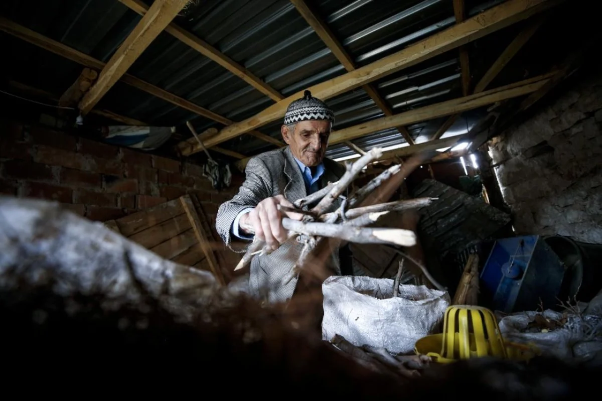 Kurduğu Kütüphaneyi Çocuklar Üşümesin Diye Her Gün Isıtıyor