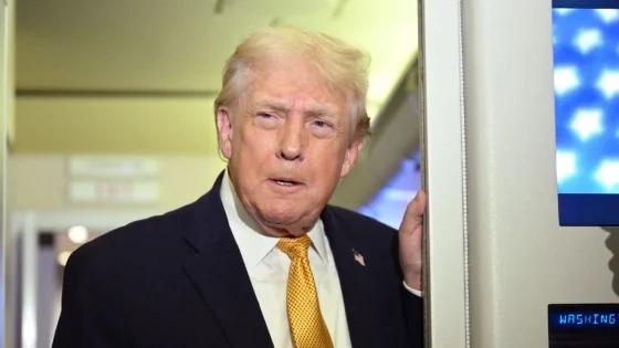 Trump, ABD donanmasını İran'a yönlendirerek sert bir mesaj gönderdi