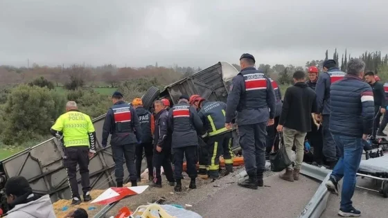 Antalya'da yolcu otobüsü devrildi, 8 kişi hayatını kaybetti, 26 yaralı var