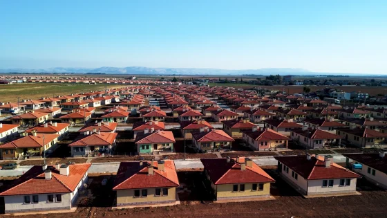 Deprem bölgesinde 65 bin köy evi inşaatı tamamlanarak teslim edildi